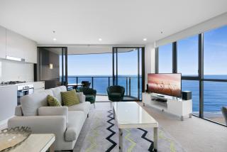 Wonderful 2-Bed with Pool, Gym & Scenic Views - Gold Coast - 0