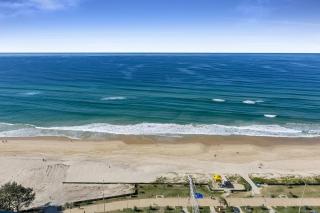 Wonderful 2-Bed with Pool, Gym & Scenic Views - Gold Coast - 2