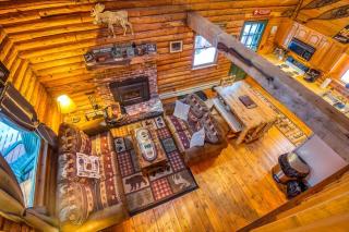 Family-Focused & Pet-Friendly Log Cabin with 4BR 2BA Sleeps 10 - Bethlehem - 2