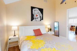 Palms Luxe- 1 BLOCK FROM BEACH ON CENTER ST - Folly Beach - 2