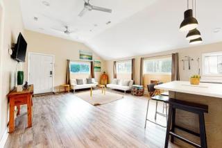 Palms Luxe- 1 BLOCK FROM BEACH ON CENTER ST - Folly Beach - 1