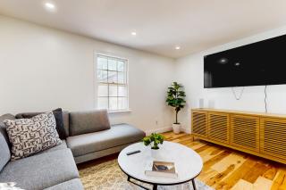 4BR Perfectly Located Home Smart TVs, W and D, AandC - Everett - 6