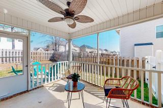 Lovely 3BR Home with Patio, Fireplace, Pool and Gym - 9