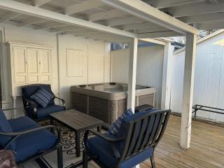 Beautiful Bungalow on Main - 7