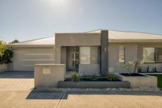 Belmont Beauty - Relaxing Poolside Stay for Families - Perth - 5