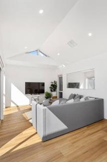 Contemporary Retreat near Hillarys Boat Harbour - 4