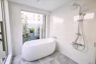 「まちのオアシス」STAY UWU 005 空を眺める半露天風呂 - 0