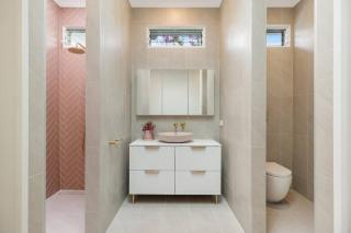 Fuller Holidays - Daisy's Beach House - Burns St Byron Town - 1