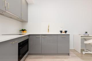 Grzybowska Apartment with Air Conditioning & Balcony Warsaw by Renters Prestige - Varsavia - 1