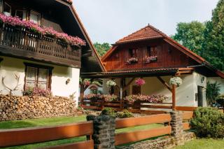 Chaloupka u řeky - 8