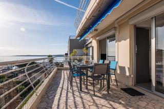 3-Br Apartment Terrace steps from Beaches - 0