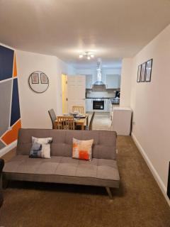 Bright and Modern Apartment, near Molineux Stadium, Perfect for Contractors and NHS Workers - Wolverhampton - 0