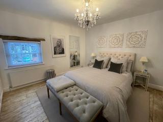 Entire Georgian three-storey luxury home High St Henley-in-Arden Two bedrooms-Sleeps 4 - Henley-in-Arden - 1