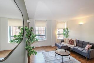 Modern 2 Bedroom Apartment by Train Station - 0