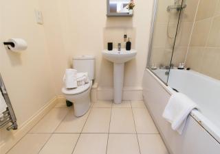 Derby Parliament Spacious 2Bedroom Apartment with Parking - Derby - 6