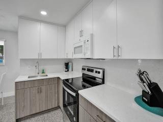 Coastal Charm Cozy 2BR Retreat in Pompano Beach - Pompano Beach - 8