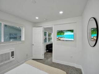 Coastal Charm Cozy 2BR Retreat in Pompano Beach - Pompano Beach - 6