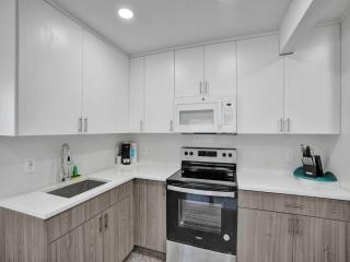 Coastal Charm Cozy 2BR Retreat in Pompano Beach - Pompano Beach - 4