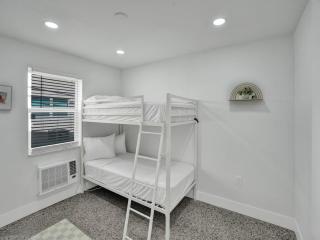 Coastal Charm Cozy 2BR Retreat in Pompano Beach - Pompano Beach - 1