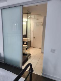 Chic 1BDR Loft with Office Space-Heart of Toronto - Toronto - 5