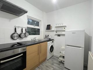 Studio with Bathroom and Kitchen 20 minutes from Central London - Londra - 6