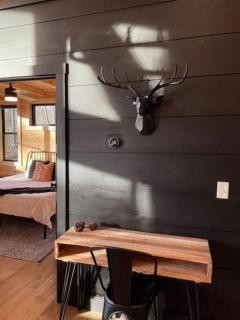 New Modern Treehaus with Views, Hot tub. 2-2 and loft - 4