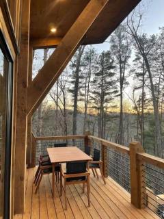 New Modern Treehaus with Views, Hot tub. 2-2 and loft - 3