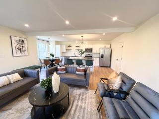 Beautiful Furnished 5-Bedroom House in Great Neighborhood - Bloomfield - 9