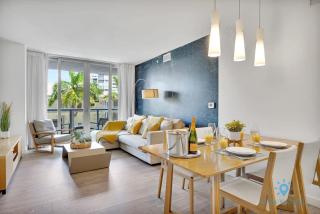 Pool Apartment with Balcony Near Beach - Hallandale Beach - 4
