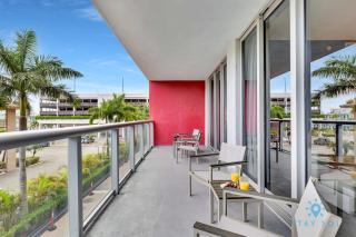 Pool Apartment with Balcony Near Beach - Hallandale Beach - 3