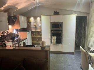 Beautiful 6 Berth Caravan With Decking At Dovercourt Park, Essex Ref 44009G - 5