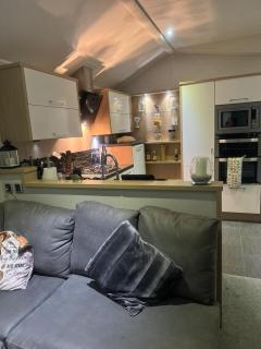 Beautiful 6 Berth Caravan With Decking At Dovercourt Park, Essex Ref 44009G - 2