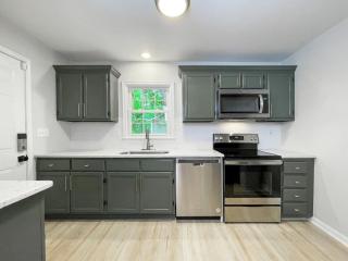 Fenced-In 3 BR Swingset, Carport, North Raleigh - Raleigh - 7