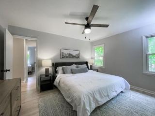Fenced-In 3 BR Swingset, Carport, North Raleigh - Raleigh - 4
