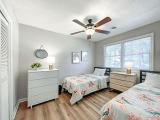 Fenced-In 4 BR 2mi North Hills, Garage, Storage - Raleigh - 9