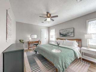 Fenced-In 4 BR 2mi North Hills, Garage, Storage - Raleigh - 8
