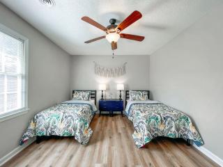 Fenced-In 4 BR 2mi North Hills, Garage, Storage - Raleigh - 7