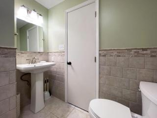 Fenced-In 4 BR 2mi North Hills, Garage, Storage - Raleigh - 6