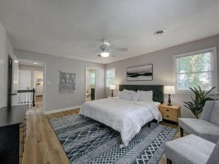 Fenced-In 4 BR 2mi North Hills, Garage, Storage - Raleigh - 5