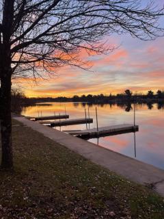 Bridge Inn Tomahawk - Room 107, 2 Queen Beds, Pet Friendly, Laminate Wood Flooring , Walkout, River View - Tomahawk - 5