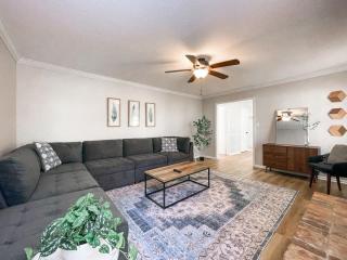 Fenced-In 4 BR 2mi North Hills, Garage, Storage - Raleigh - 2