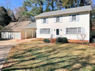 Fenced-In 4 BR 2mi North Hills, Garage, Storage - Raleigh - 1