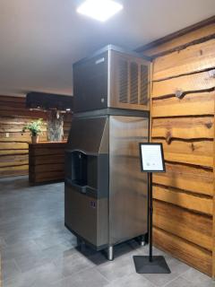 Bridge Inn Tomahahwk - 1st Floor, Room 106,1 King Bed, Pet Friendly, Laminate Wood Flooring, Walkout, River View, Price Includes 1 Pet Fee - Tomahawk - 2