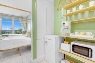 Tropical Apartment - Balcony - Resort, Pool - Gym - Hallandale Beach - 3