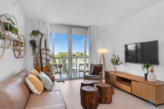 Tropical Apartment - Balcony - Resort with Pool and Gym - Hallandale Beach - 0