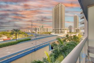 Balcony - Pool - Near Beach - Gym - Hallandale Beach - 7