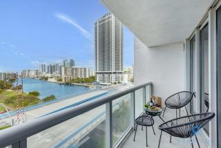 Pool - Apartment with Balcony - Gym - Near Beach - Hallandale Beach - 0