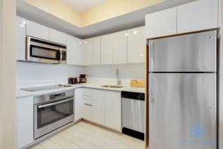 Pool - Apartment with Balcony - Gym - Near Beach - Hallandale Beach - 2