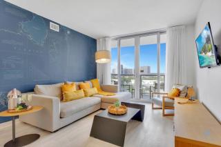 Sunset Oasis with 2BR, Balcony, Pool, Perfect Getaway - Hallandale Beach - 9