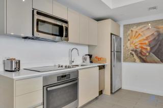 Sunset Oasis with 2BR, Balcony, Pool, Perfect Getaway - Hallandale Beach - 7